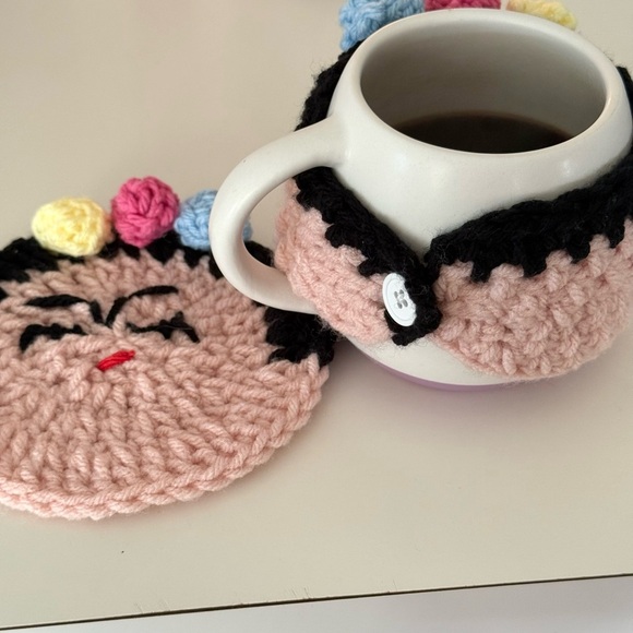 Frida Kahlo Crochet Mug Cozy & Coaster Set - Picture 6 of 7